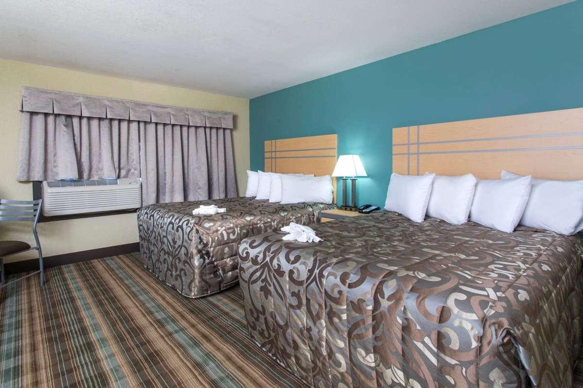 Ramada By Wyndham Edmonton Yellowhead Nw Exterior photo