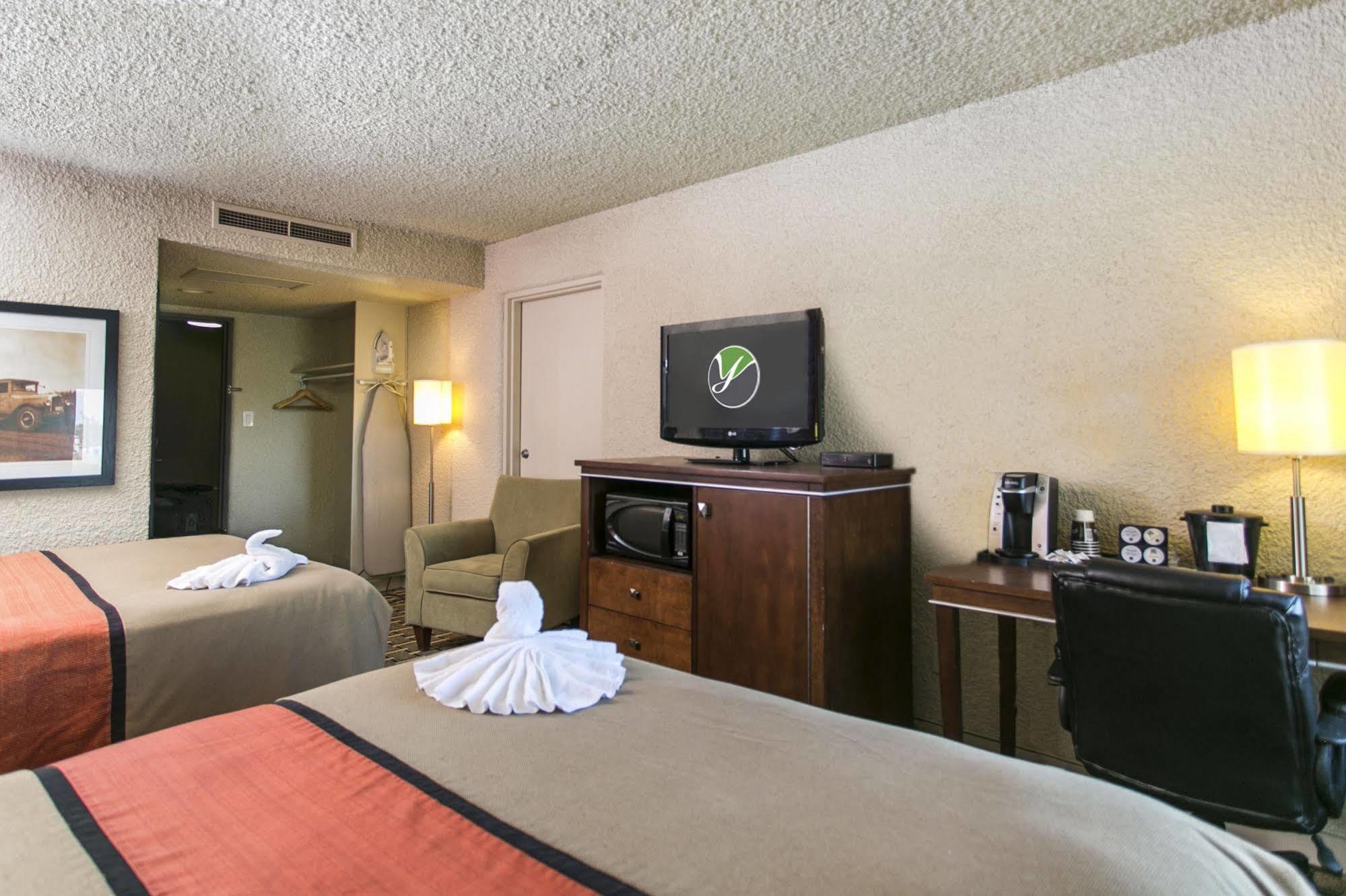 Ramada By Wyndham Edmonton Yellowhead Nw Exterior photo