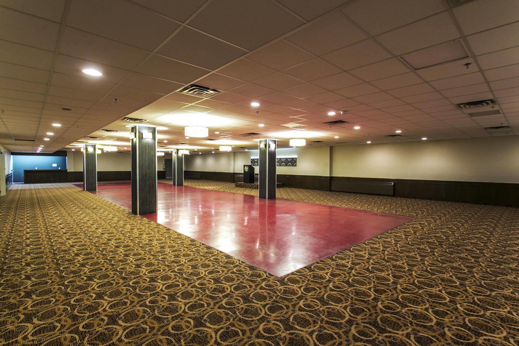 Ramada By Wyndham Edmonton Yellowhead Nw Exterior photo