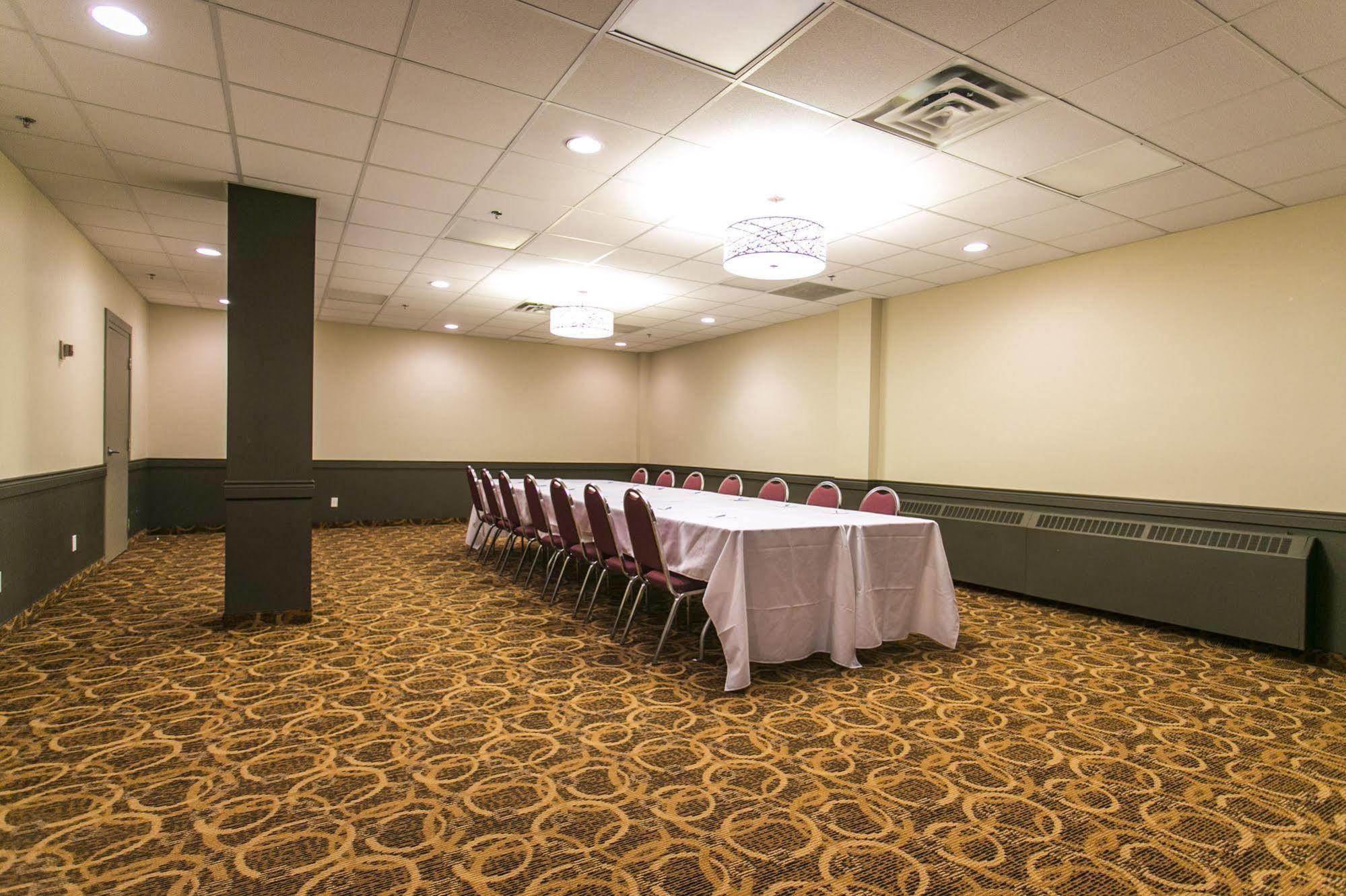 Ramada By Wyndham Edmonton Yellowhead Nw Exterior photo