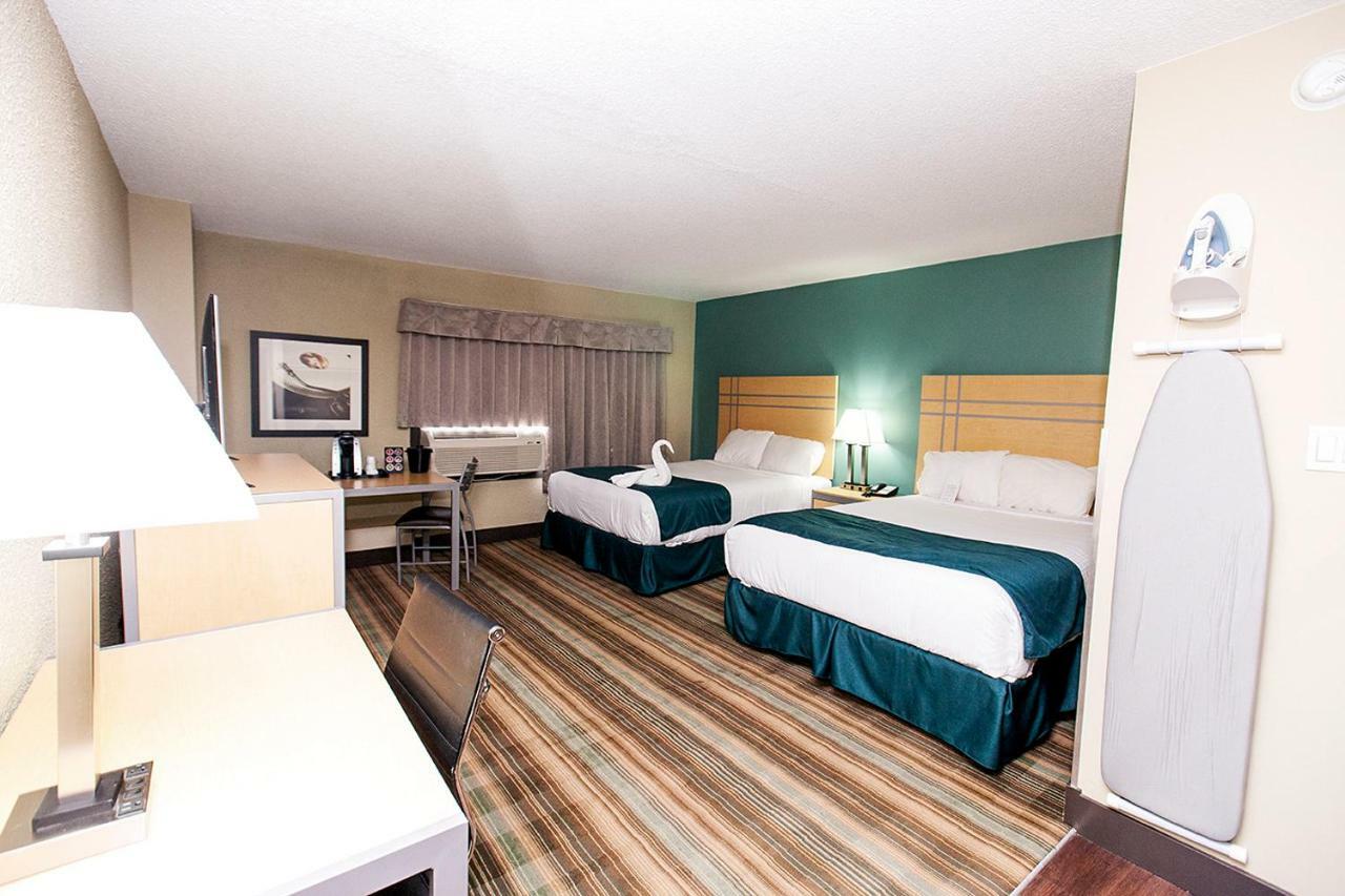 Ramada By Wyndham Edmonton Yellowhead Nw Exterior photo