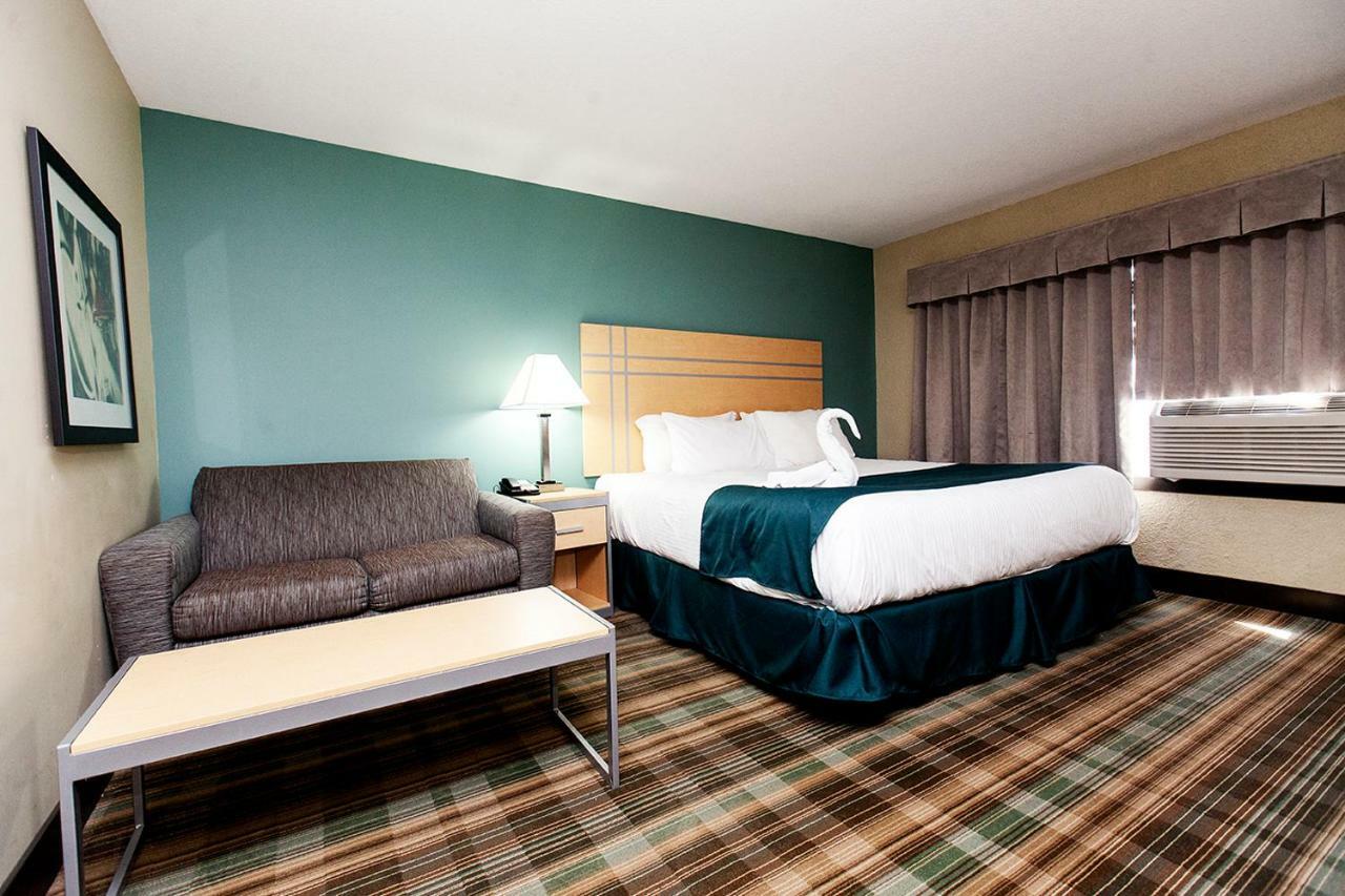 Ramada By Wyndham Edmonton Yellowhead Nw Exterior photo
