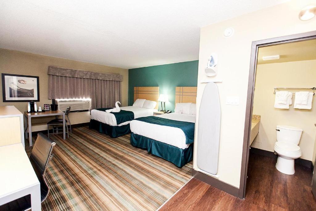Ramada By Wyndham Edmonton Yellowhead Nw Exterior photo